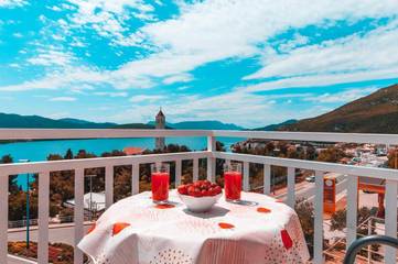 Gîte pour 2 personnes, avec vue et terrasse dans Neum