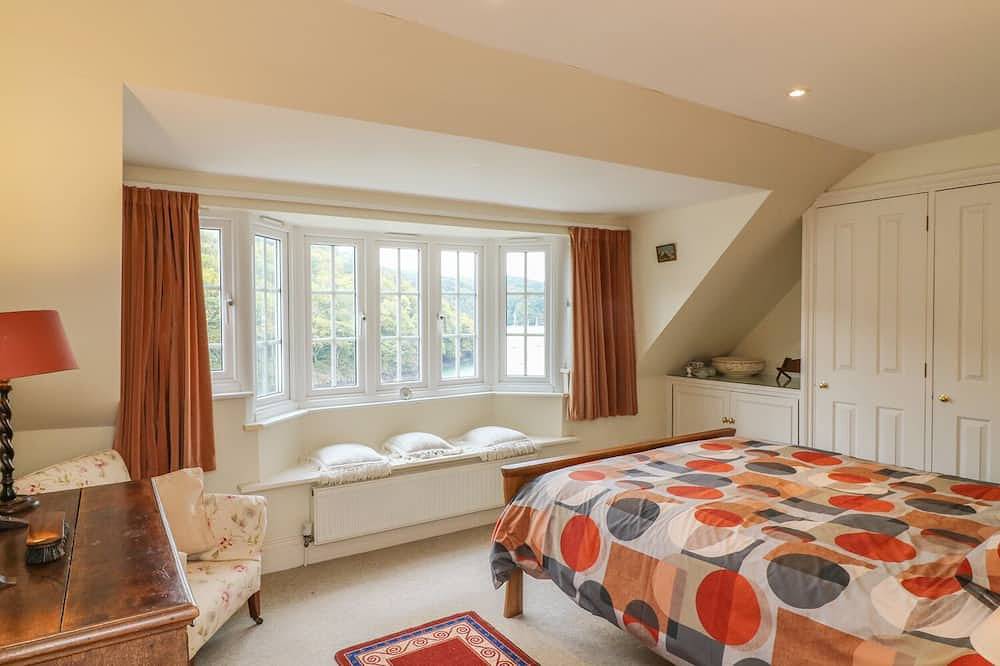 Timbers, family friendly, with open fire in Newton Ferrers in Newton and Noss, South Devon