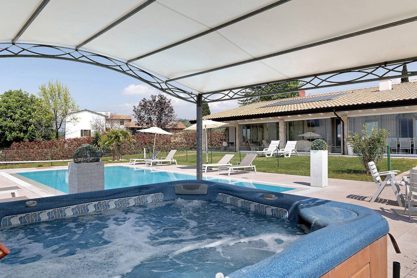 Bardolino Golden Hill – Villa privée avec piscine chauffée et jacuzzi in Bardolino, Montagnes autour du lac de Garde