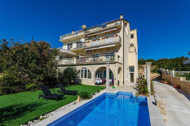 Ganze Wohnung, Lichtdurchflutete Penthousewohnung nur 300 Meter zum Strand mit Meerblick, Pool, Grill in Plaža Bribirska obala, Novi Vinodolski
