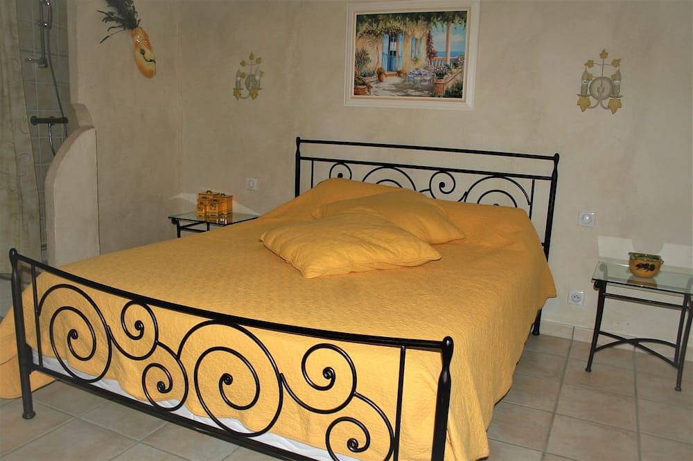 Le Mas des Tarentes between vineyards and forests in Trans-en-Provence, Draguignan Region