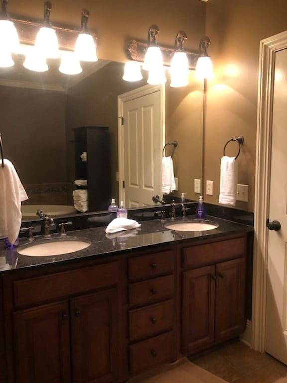 Ganze Wohnung, Luxusferienhaus mit Blick auf das Fußballstadion und 2 Häuserblocks von Toomer's Corner entfernt in Auburn (AL), Alabama