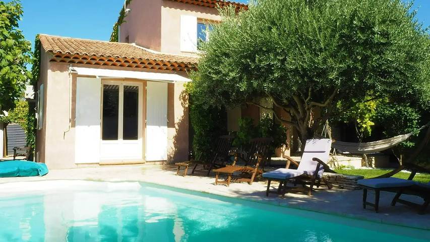 Location de vacances pour 9 personnes, avec jardin et piscine à Pertuis