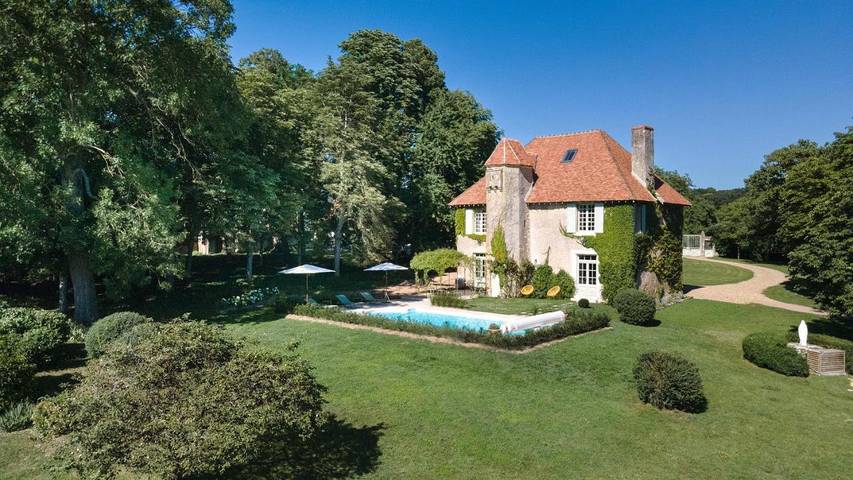 Location de vacances pour 9 personnes, avec piscine ainsi que jardin et vue dans Sauvigny-les-Bois