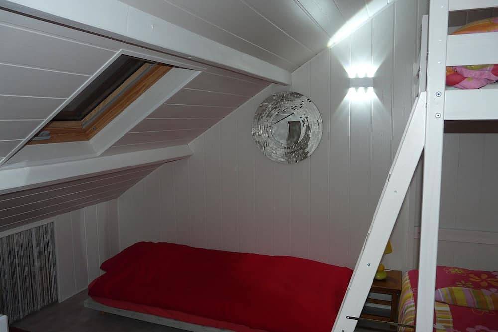 Villa Coudeville / beach (St-Martin-de-Bréhal), 2 bedrooms, 30 m. Of the beach in Coudeville-sur-Mer, Coutances
