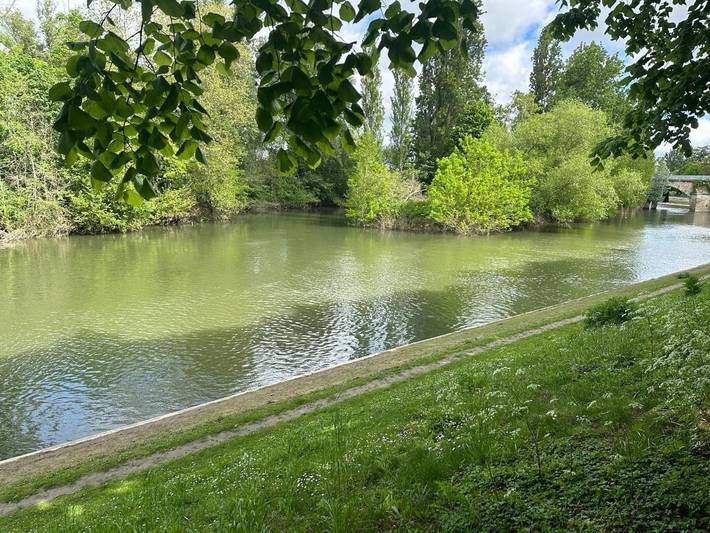 Gîte pour 6 personnes, avec vue sur le lac et piscine ainsi que vue et jardin, animaux acceptés à Poissy - 2