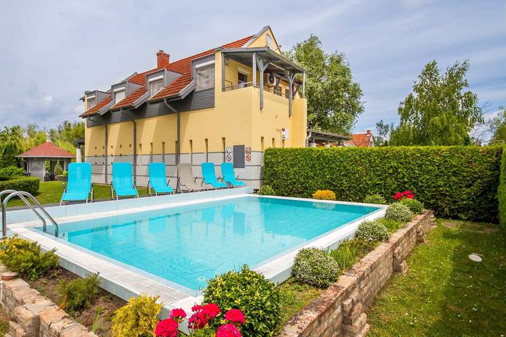 Ferienwohnung für 4 Personen, mit Balkon und Garten in Balatonmariafürdö