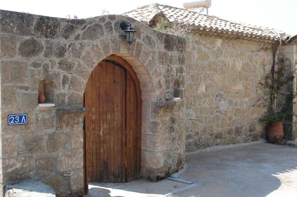 Traditional Stone Villa mit großem Blick auf das Meer in Stoupa, Messenien
