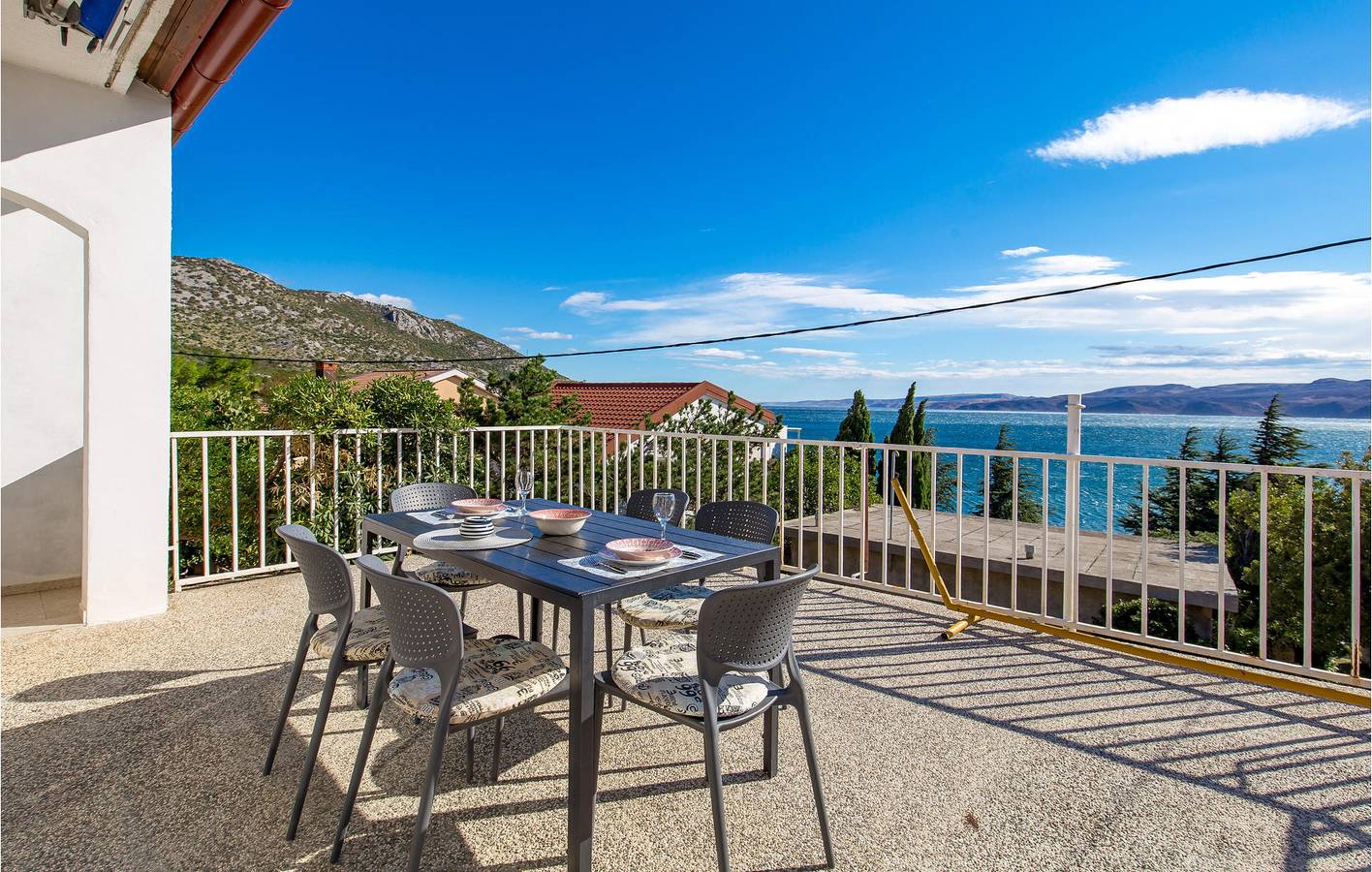 Ganze Ferienwohnung, Apartment am Meer mit Terrasse, WLAN und Parkplatz – 100 m bis zur Küste in Cesarica, Naturpark Velebit