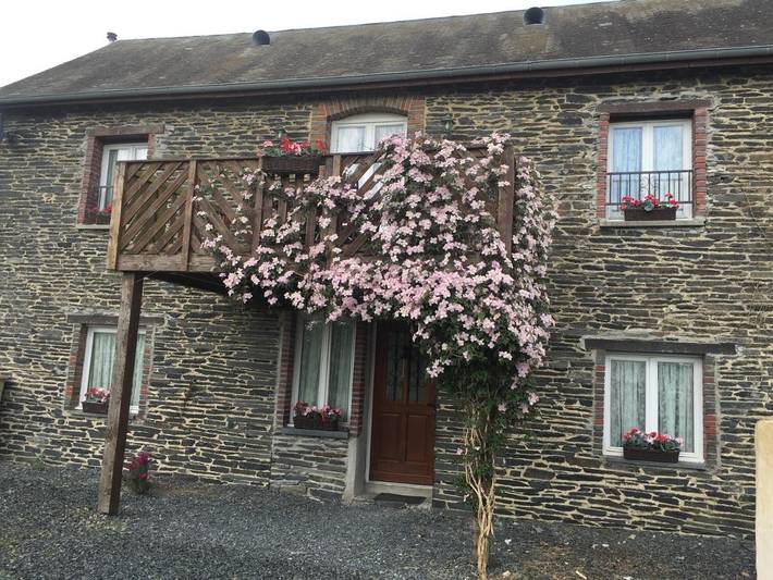 Location de vacances pour 8 personnes, avec Balcon et Terrasse ainsi que Jardin et Piscine à Javron-les-Chapelles