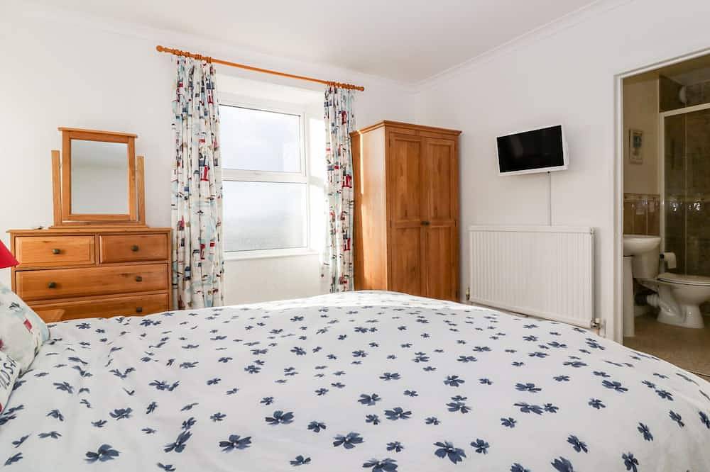 Trevena Lodge, pet friendly, with hot tub in Tintagel in Tintagel, Cornwall