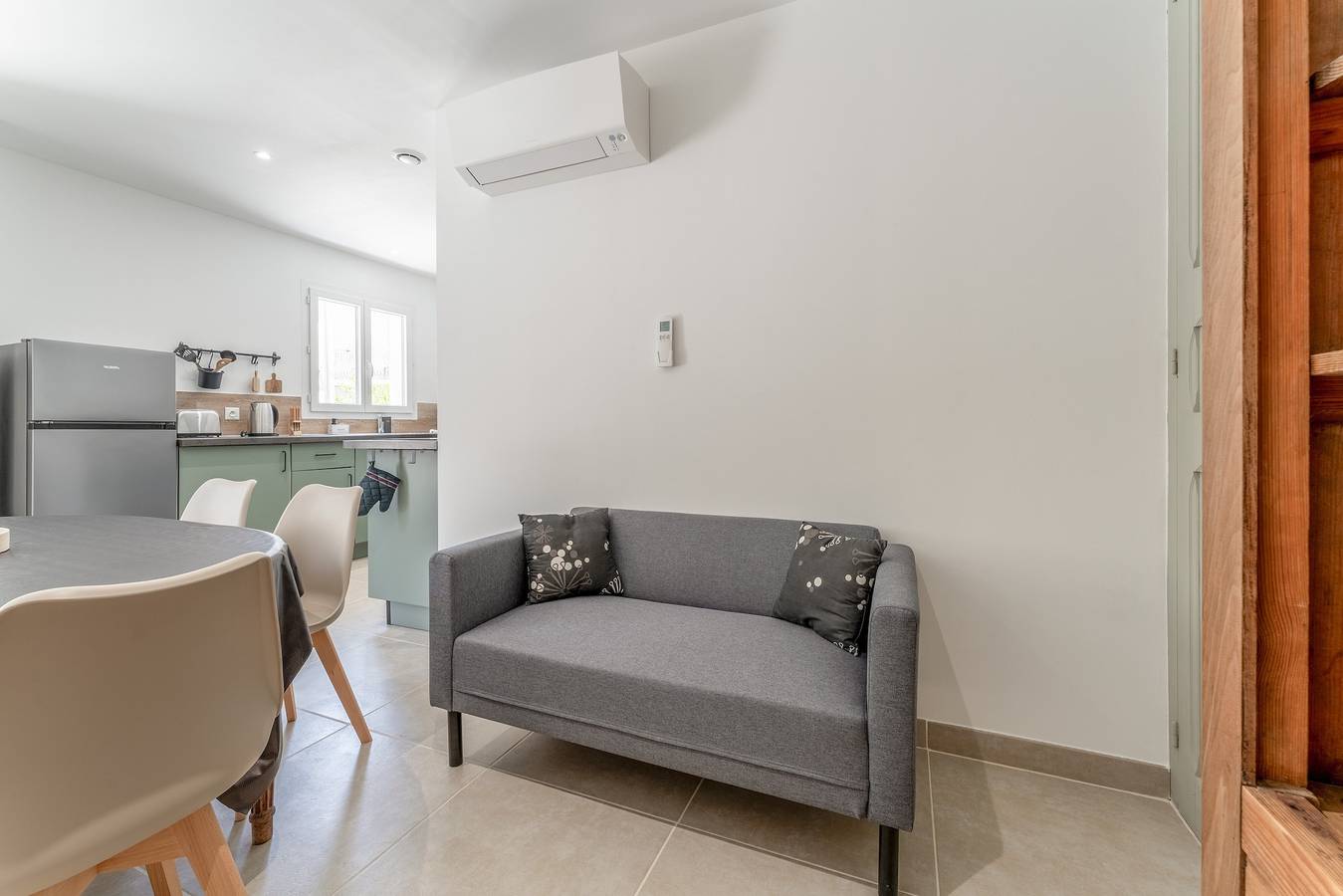 Gîte „L'atelier“ mit Gemeinschaftspool, Wlan und Klimaanlage in Saint-Victor-la-Coste, Nimes und Umgebung
