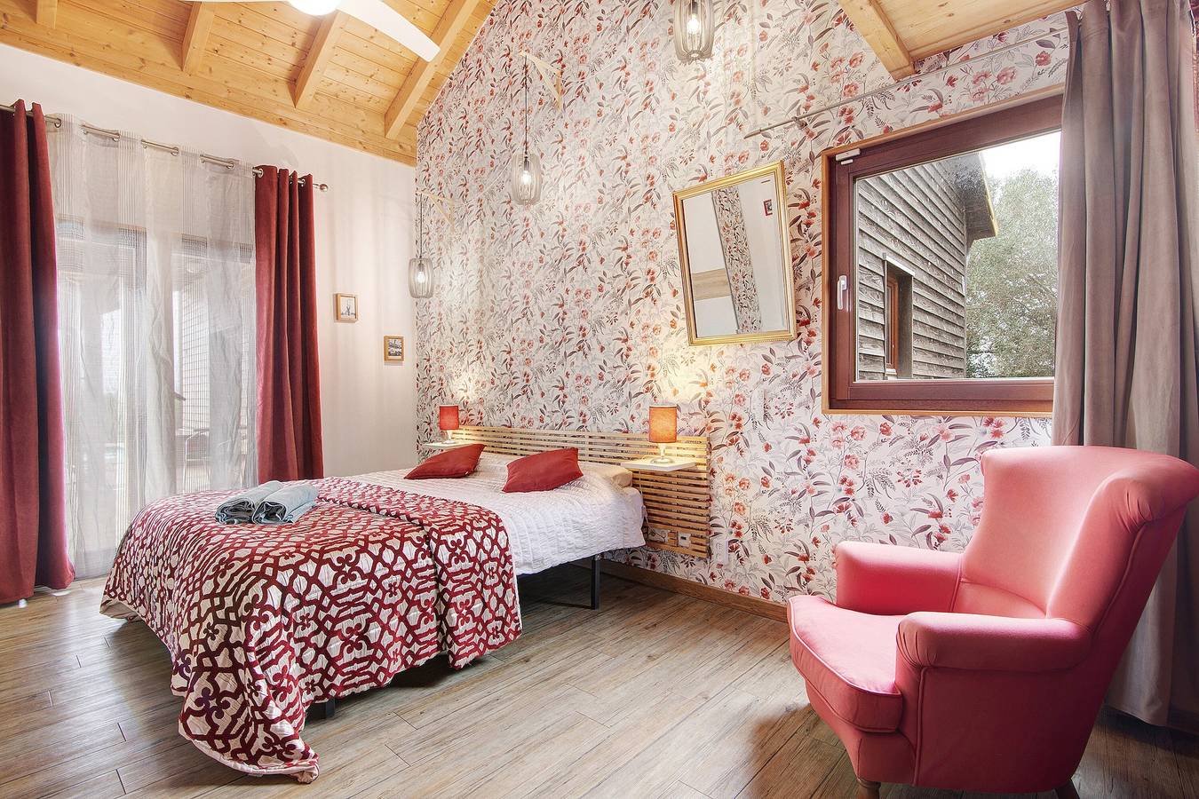 Paris Room – Shared Pool, Garden & Relaxing Setting in Alte, Faro District