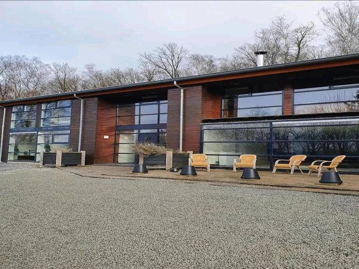 Location de vacances pour 17 personnes, avec jardin et terrasse ainsi que piscine et sauna dans Odeigne