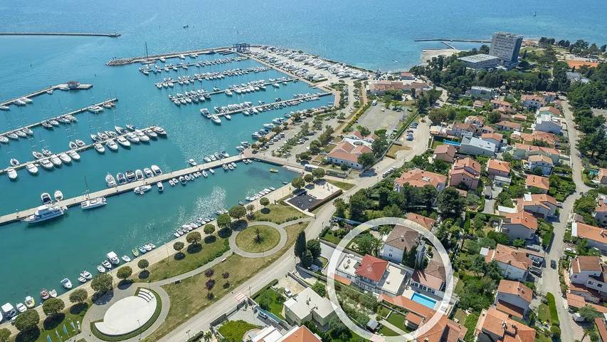 Villa pour 16 personnes, avec terrasse et jacuzzi ainsi que piscine et jardin, animaux acceptés à Umag - 2