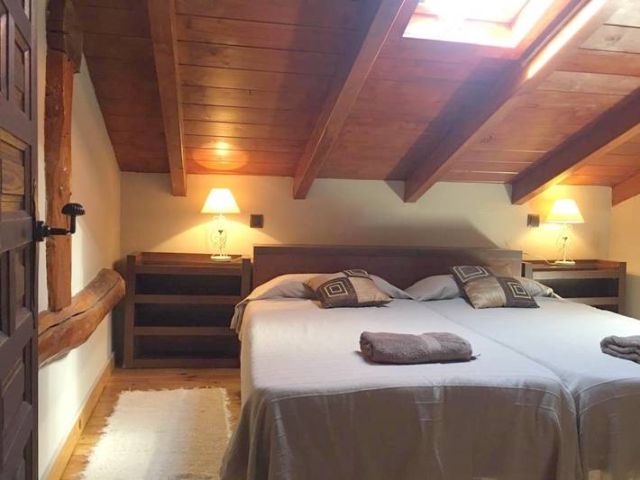 Casa rural para 12 personas, con piscina además de jardín y vistas, Se admiten mascotas en La Moraña