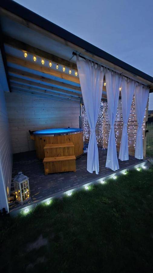 Ferienhaus für 5 Personen, mit Whirlpool und Terrasse sowie Garten und Pool