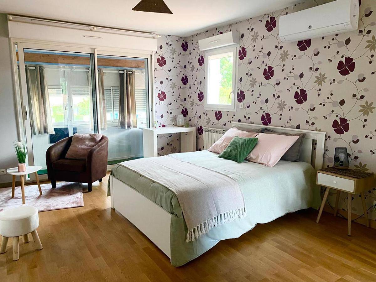 Double Room with Private Bathroom in Saint-Denis-de-Pile, Région de Libourne