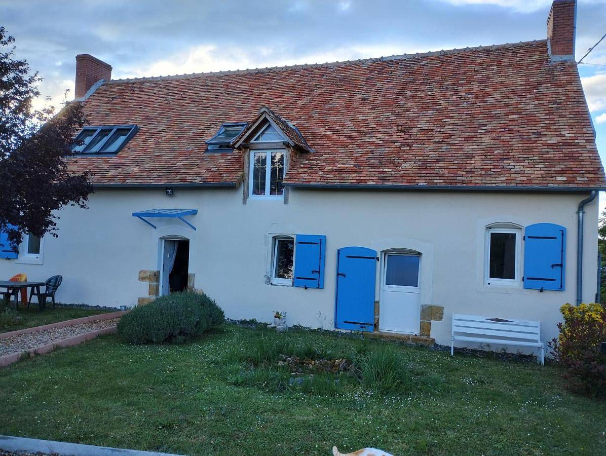 Séjour en famille chez l'habitant dans longère, 2 chambres double avec berceau et possibilité lit pliant 1 personne, relais motard, Nespresso à disposition dans chambre in Marigné-Laillé, Sarthe