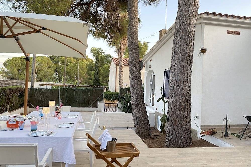Très Jolie Maison Idéale Pour Famille à 100m de la Mer, 700m des Plages in Torredembarra, Costa Dorada