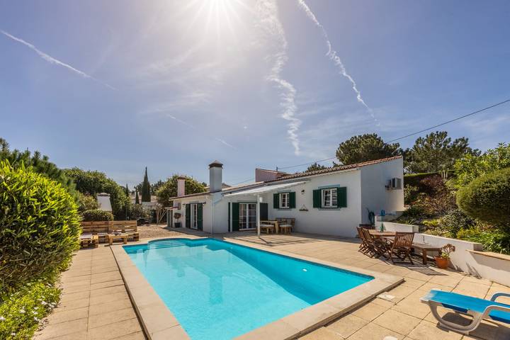 Location de vacances pour 6 personnes, avec Terrasse ainsi que Jardin et Piscine dans Arrifana