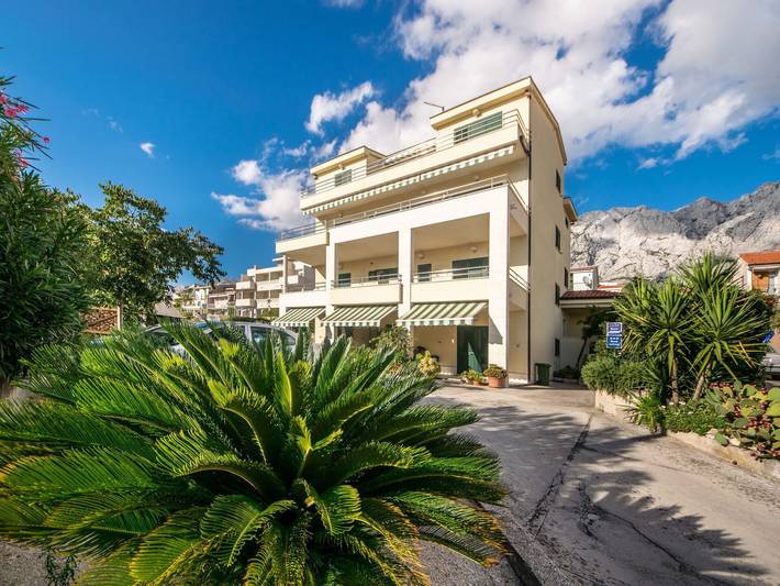 Ferienwohnung für 7 Personen, mit Balkon und Terrasse in Makarska