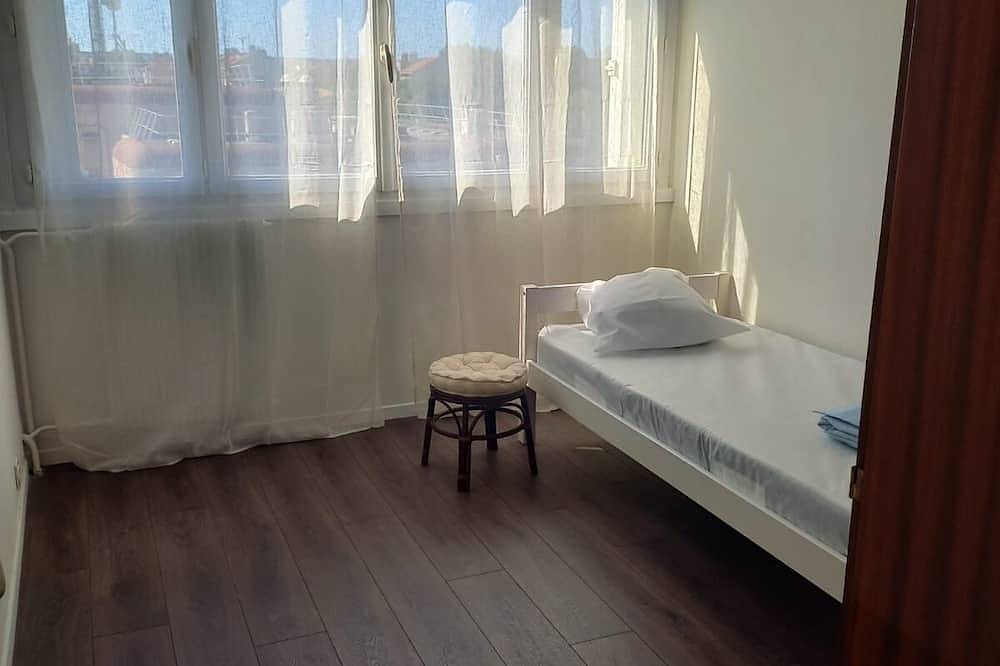 Entire apartment, Jardins de Cabrianne Pond view in Berre-l'Étang, Istres region