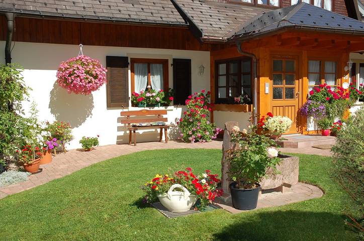 Apartamento inteiro, Apartamento 'Gartenblick' com vista para a montanha, terraço privado e acesso Wi-Fi in St. Peter, Floresta Negra do Sul