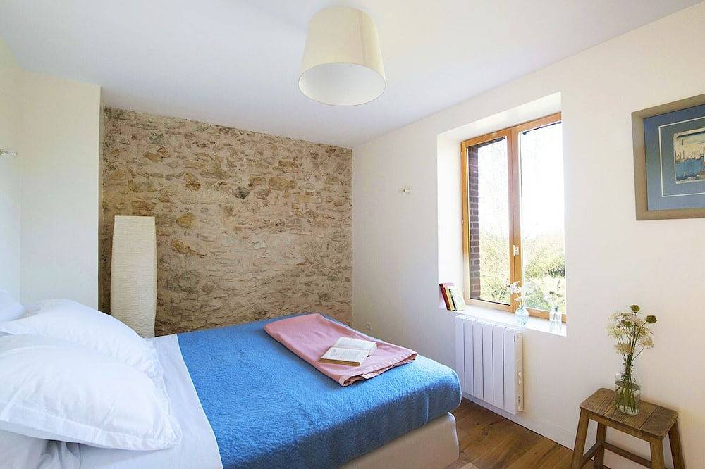 Grande Maison avec terrasse et proche rivière en Berry in Badecon-le-Pin, Région de La Châtre