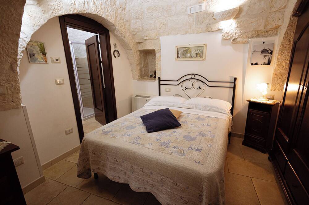 Appartement entier, 4 Family friendly Trulli with private Pool and Kids playground Martina Franca in Locorotondo, Province de Bari