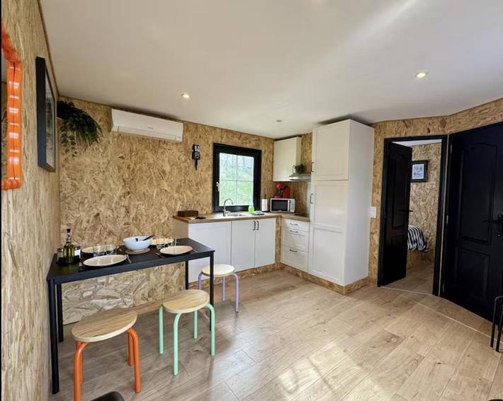 Camping pour 4 personnes, avec vue ainsi que piscine et terrasse