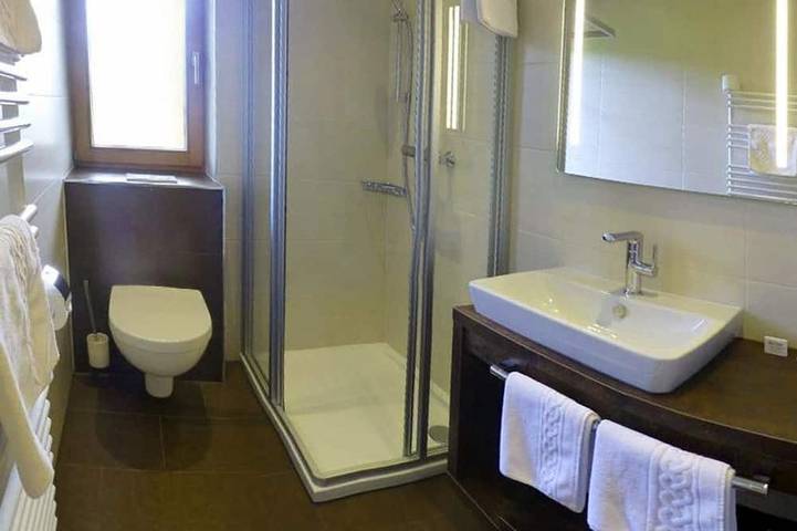 Dreibettzimmer \"Holzleiten\" mit Süd und Westbalkon - Pension Alpenhof - in Obsteig, Bezirk Imst