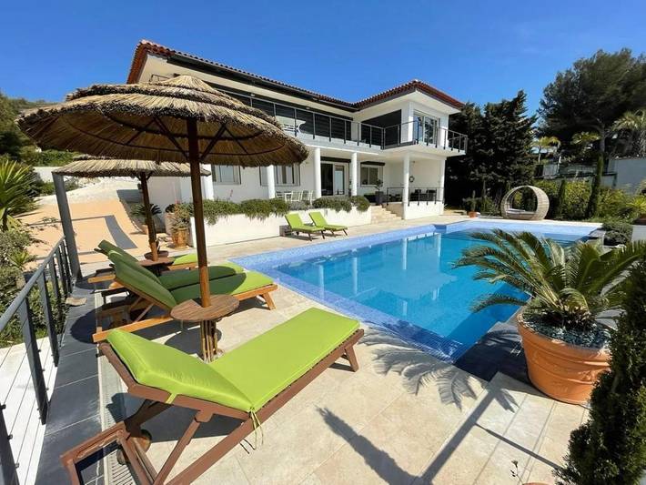 Location de vacances pour 13 personnes, avec Terrasse et Jardin ainsi que Piscine et Vue dans Plage Doree Sanary Sur Mer