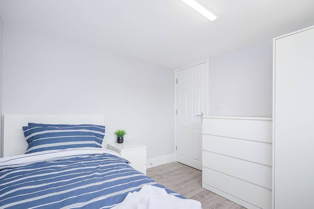 Spacious 4 bedroom very close to train station and town centre in Dartford, Kent