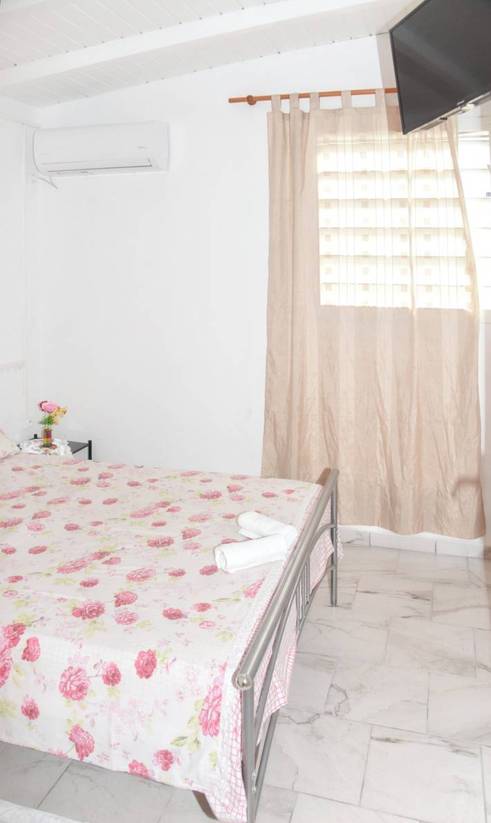 Gîte pour 2 personnes, avec jardin et terrasse à Capesterre-Belle-Eau