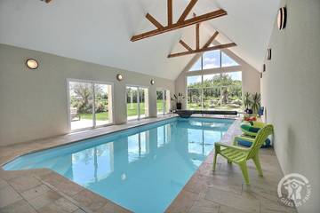 Gîte pour 8 personnes, avec terrasse ainsi que piscine et jardin, animaux acceptés à Plougrescant