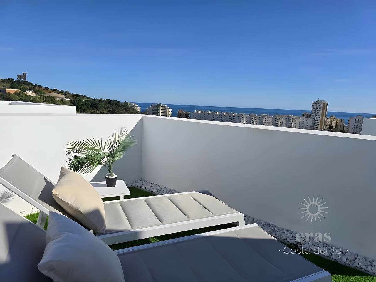 Entire apartment, Elegant Duplex Penthouse Near the Beach – Sea View Terrace, Pool & Solarium in Los Pacos, Fuengirola