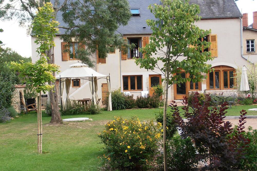 Cottage \"Morvan\" in park on the banks of the Loire in a small tourist town. in Decize, Nièvre