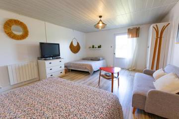 Gîte pour 4 personnes, avec vue ainsi que jardin et terrasse à Lournand