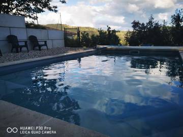Gîte pour 4 personnes, avec vue ainsi que jardin et piscine, animaux acceptés à Vesseaux