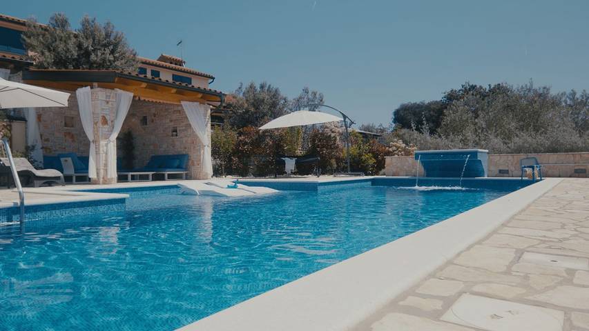 Villa pour 10 personnes, avec jacuzzi et jardin ainsi que piscine et terrasse à Barbariga - 2