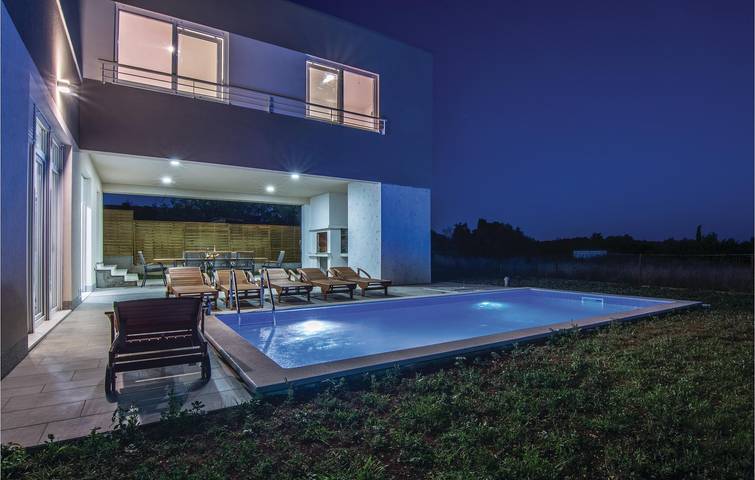 Reizendes Apartment mit Meerblick, Pool, Terrasse und WLAN – 900 m vom Strand entfernt in Zadar (Kommun), Zadar