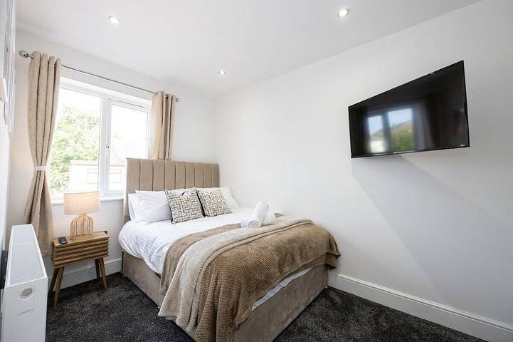 Sleek Retreat:Modern Home-Games Room & Cinema Lounge in Bolton, Grand Manchester