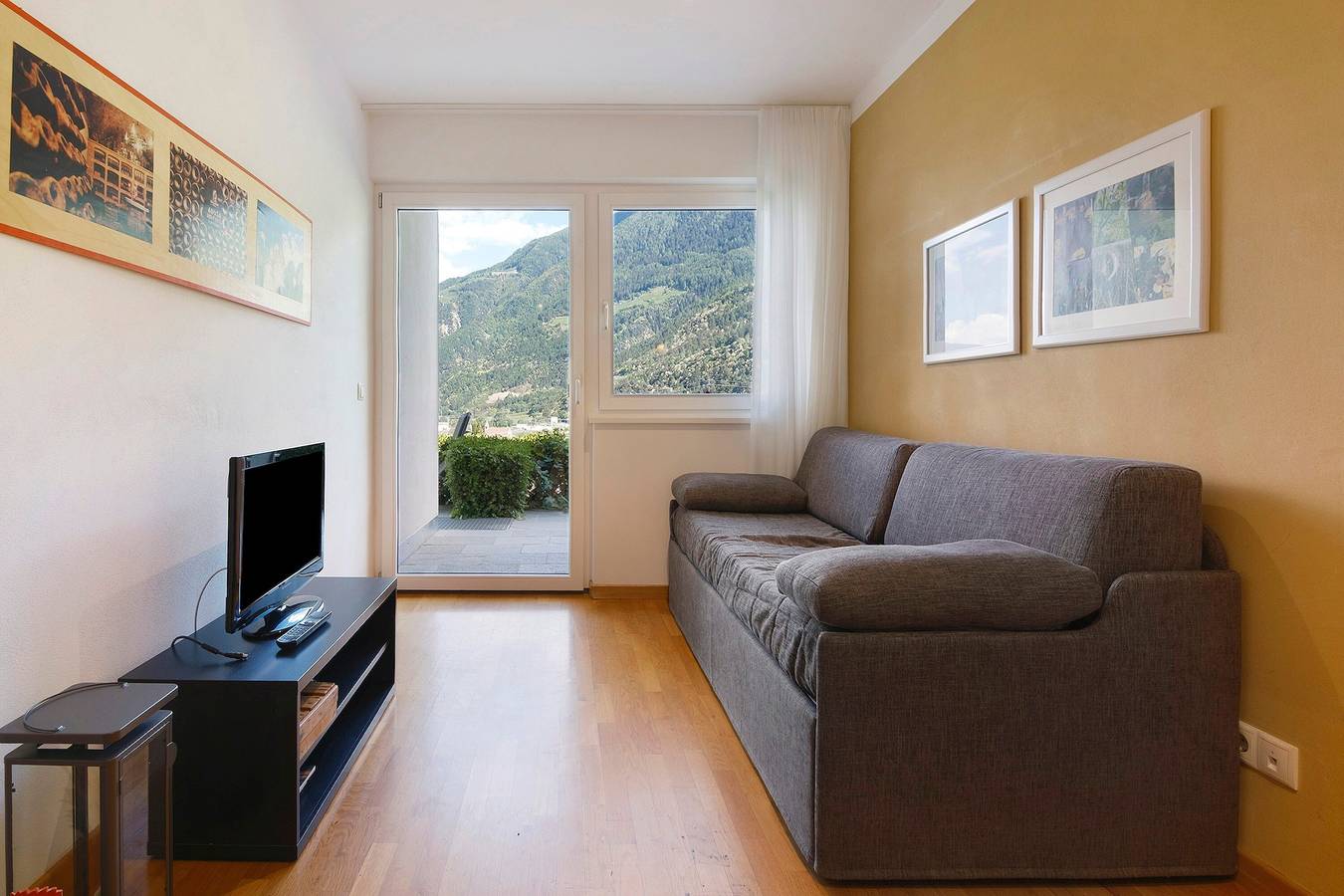 Ganze Wohnung, Ferienwohnung 'Golden' mit Bergblick, privater Terrasse und Wi-Fi in Kastelbell, Kastelbell-Tschars