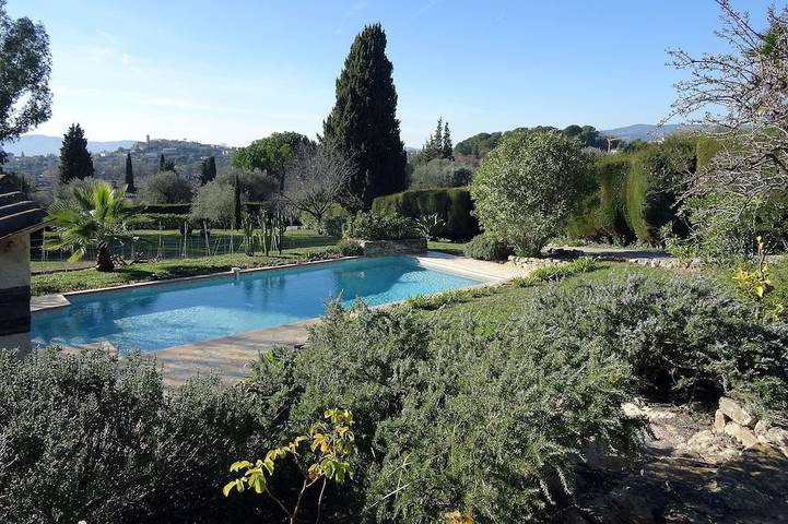Location de vacances pour 7 personnes, avec jardin et jacuzzi à Châteauneuf-Grasse