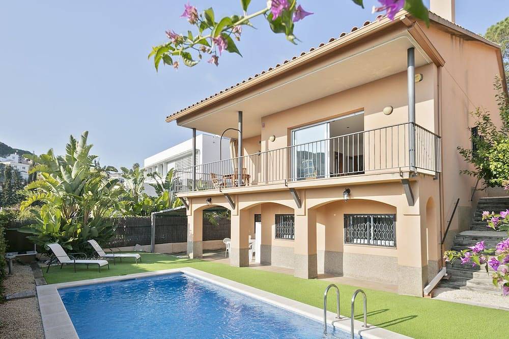 House on the beach with pool, for 9 people. in Sant Pol de Mar, Costa del Maresme