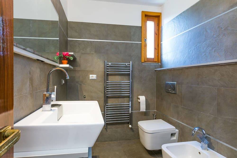 Appartamento intero, Elegante appartamento per 2 ospiti con Wifi, Tv, terrazza e animali ammessi in Rosignano Solvay, Costa degli Etruschi