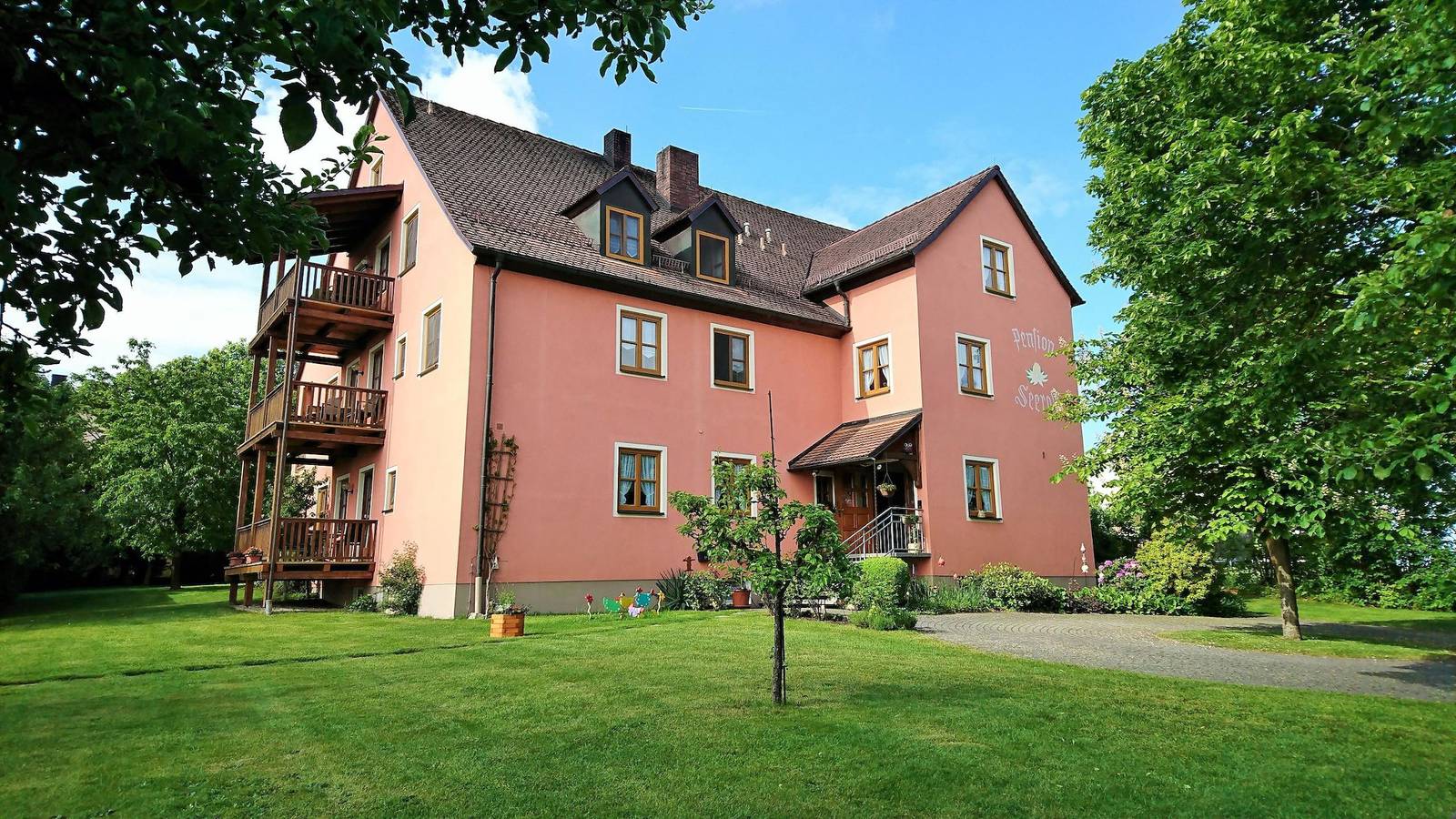 Pension Seerose - Ferienwohnung mit Gartenblick und Balkon Nr. 5 in Badeareal Ramsberg, Pleinfeld