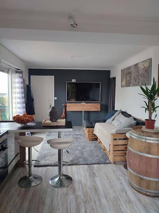 Appartement entier, Appartement dans immeuble de Ville in Saint-Laurent-du-Var, Côte méditerranéenne (France)