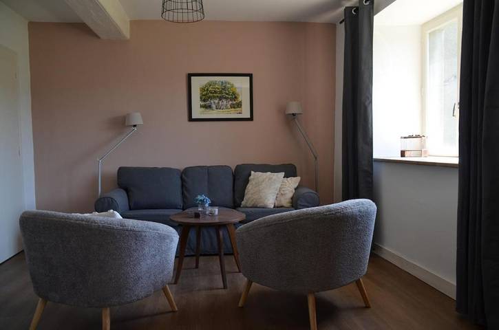 Gîte pour 4 personnes, avec jardin et terrasse ainsi que vue et piscine à Corancy